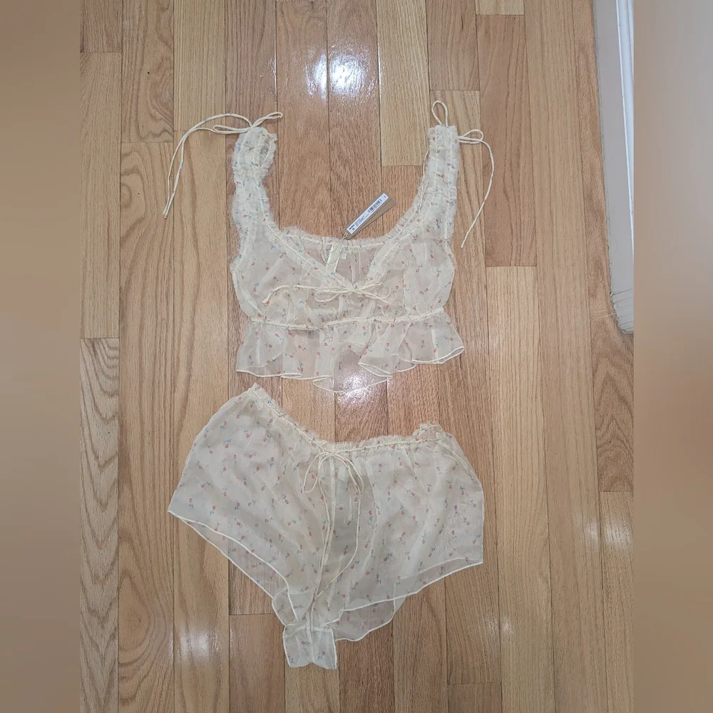 S1. NWT SKIMS ROMANCE BABYDOLL & SHORT SET IN BUTTER VINTAGE ROSE PRINT - Picture 5 of 8